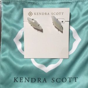 Brook Stud earrings in iridescent white agate